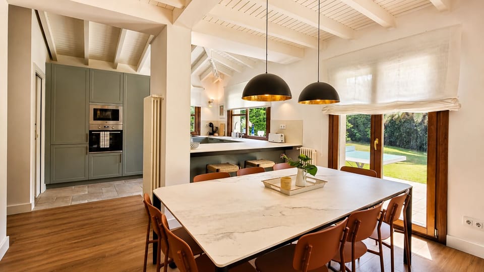 Kitchen or kitchenette,Dining area,Garden view
