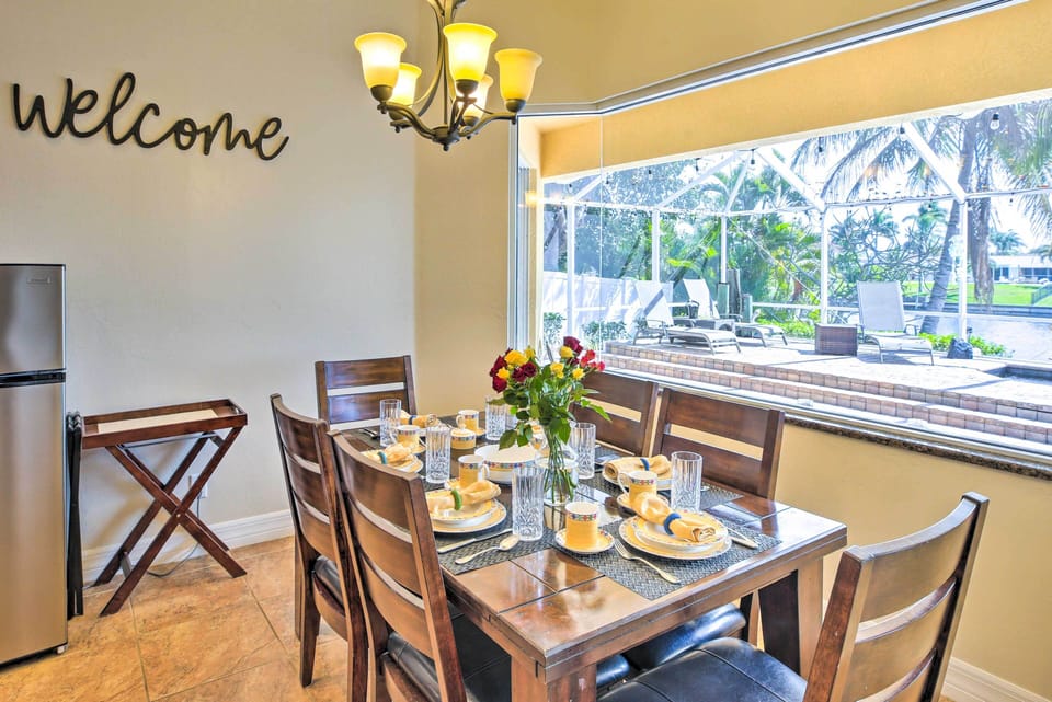Dining Area | Dishware Provided