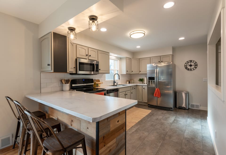 Kitchen with Peninsula and Seating 