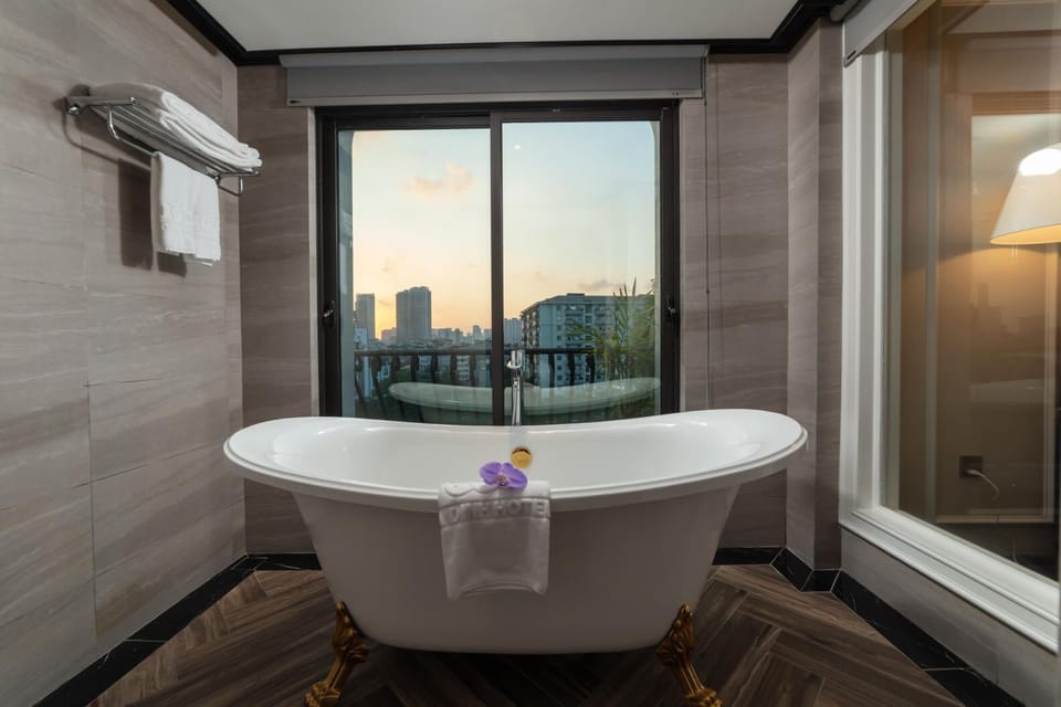 Executive Double Room | Minibar, in-room safe, desk, blackout drapes