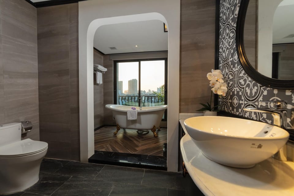 Executive Double Room | Minibar, in-room safe, desk, blackout drapes