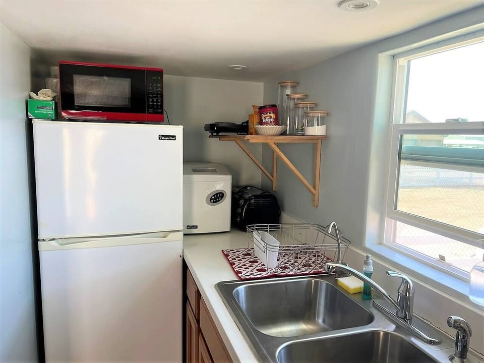 This kitchen may be tiny, but it fits all your basic needs.
