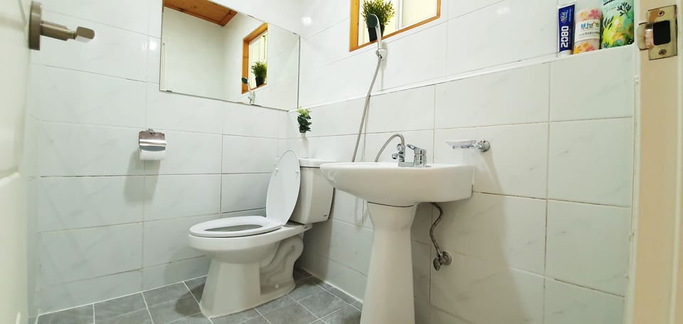 Standard Room | Bathroom | Shower, eco-friendly toiletries, hair dryer, slippers