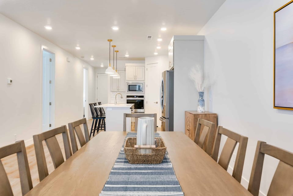 Townhome, 5 Bedrooms | Dining