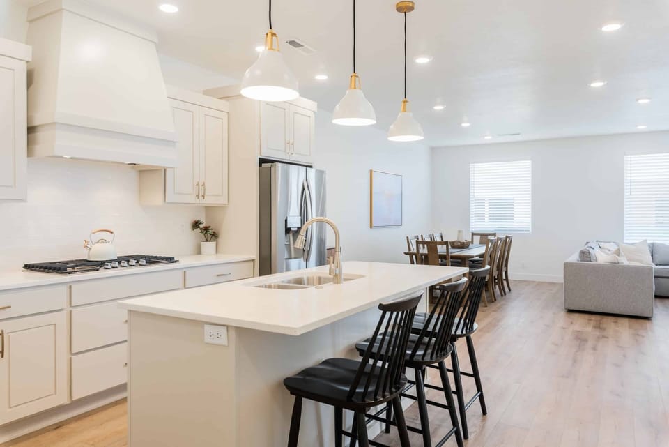 Townhome, 5 Bedrooms | Private kitchen | Fridge, oven, coffee/tea maker, toaster