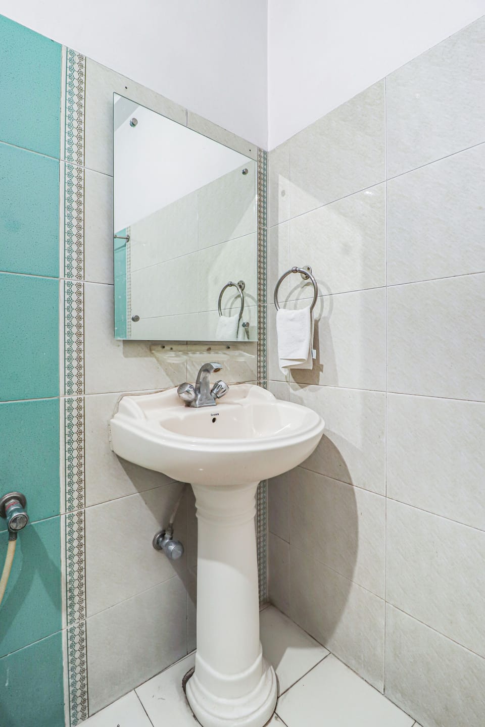 Combined shower/tub, rainfall showerhead, free toiletries, towels