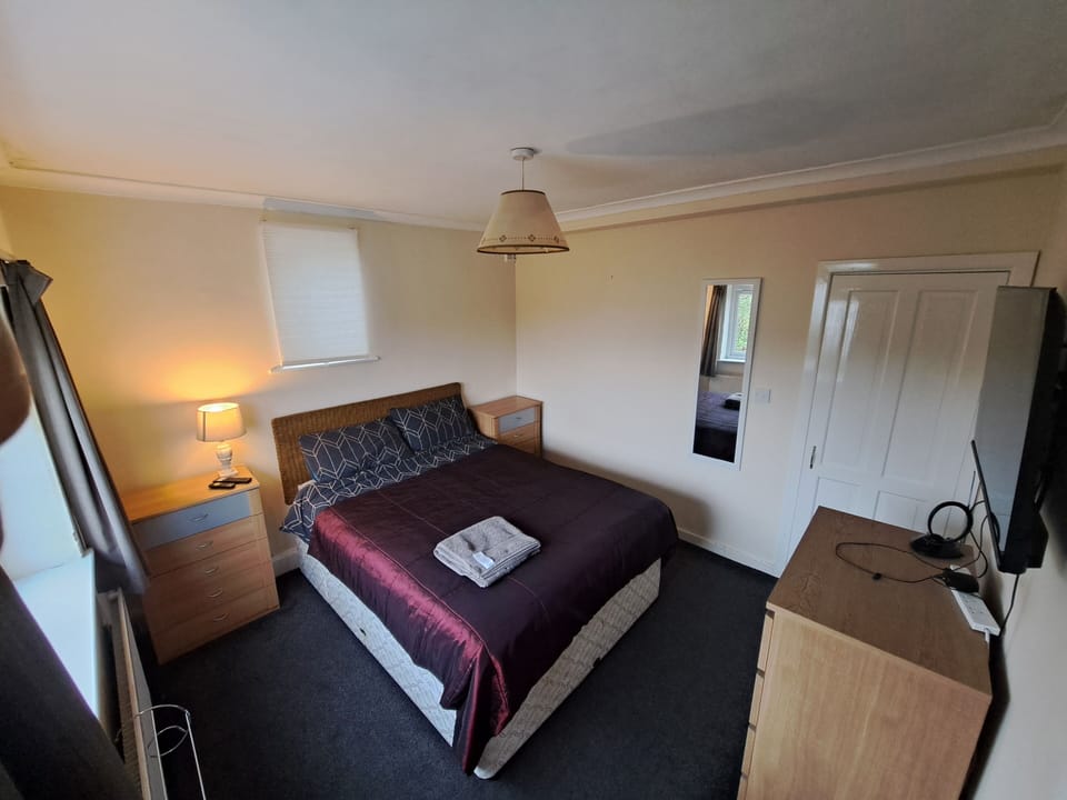Premier Room, 1 King Bed, Non Smoking, 2 Bathrooms | Memory foam beds, blackout drapes, iron/ironing board, free WiFi