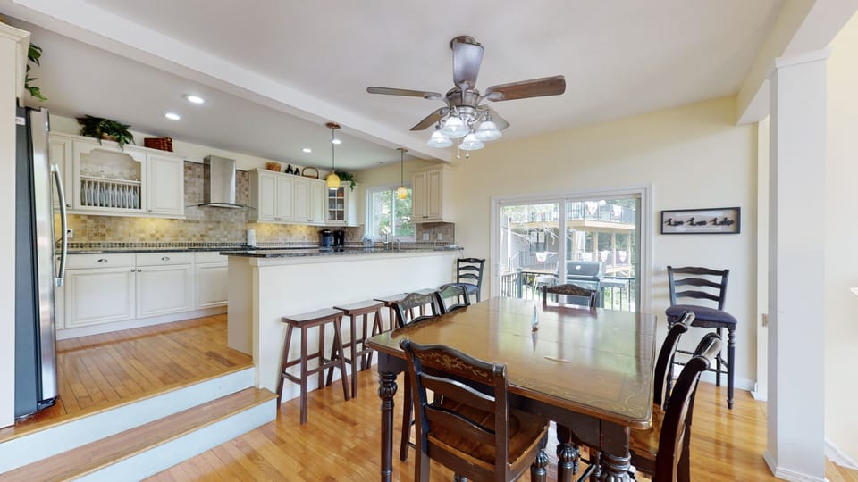 Dining area and breakfast bar