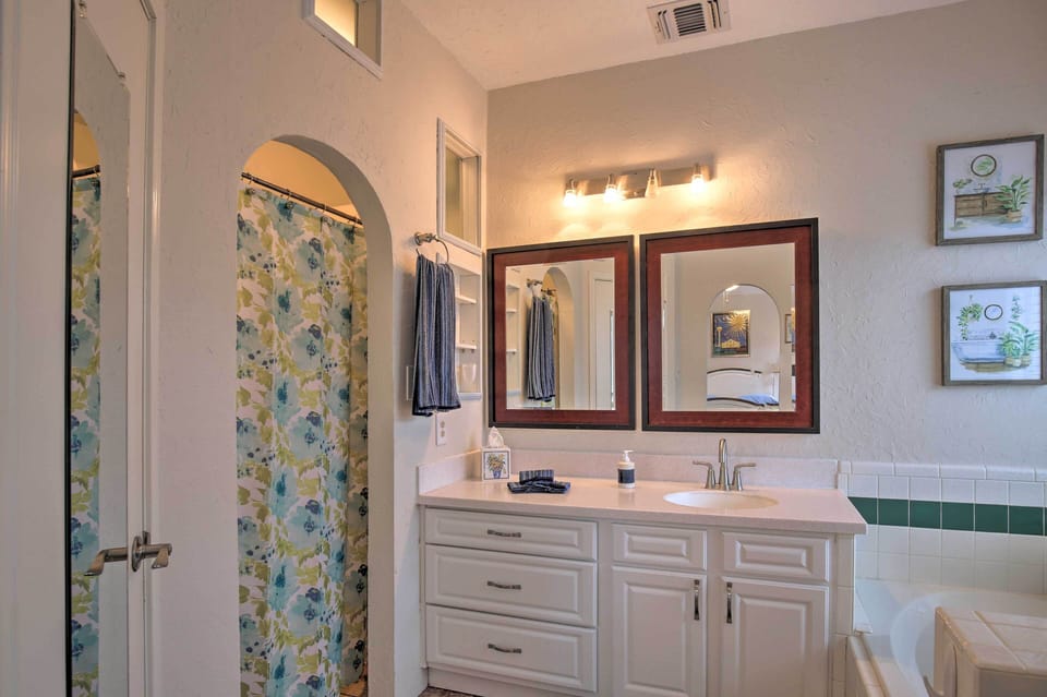 En-Suite Bathroom | Complimentary Toiletries Provided