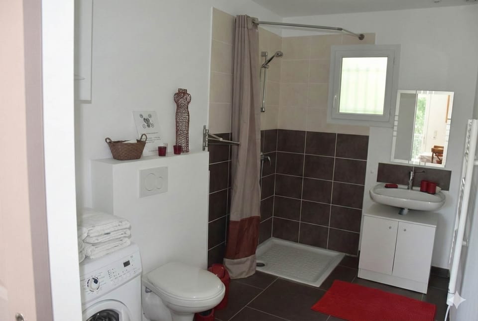 ombrebleuedufiguier-gîte-cerisiers- salle de bains 2