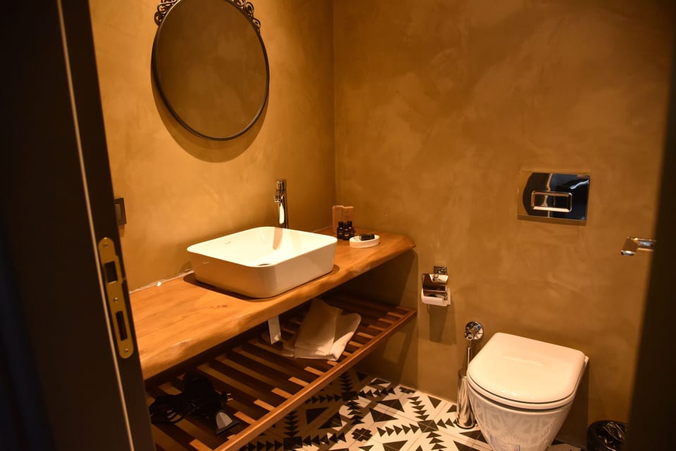 Standard Triple Room | Bathroom | Shower, rainfall showerhead, free toiletries, hair dryer