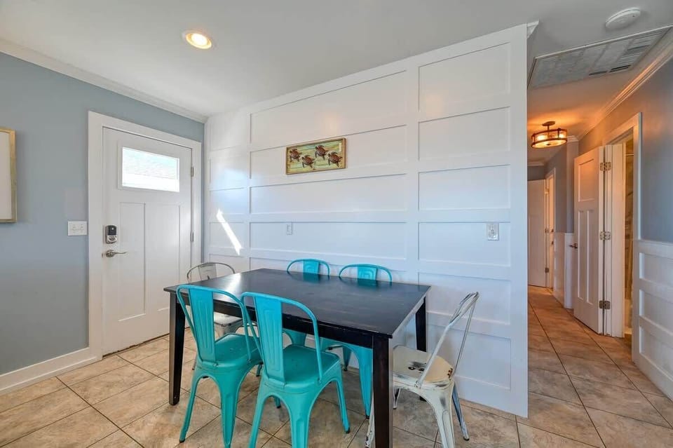 South Side Dining Table Seats 6