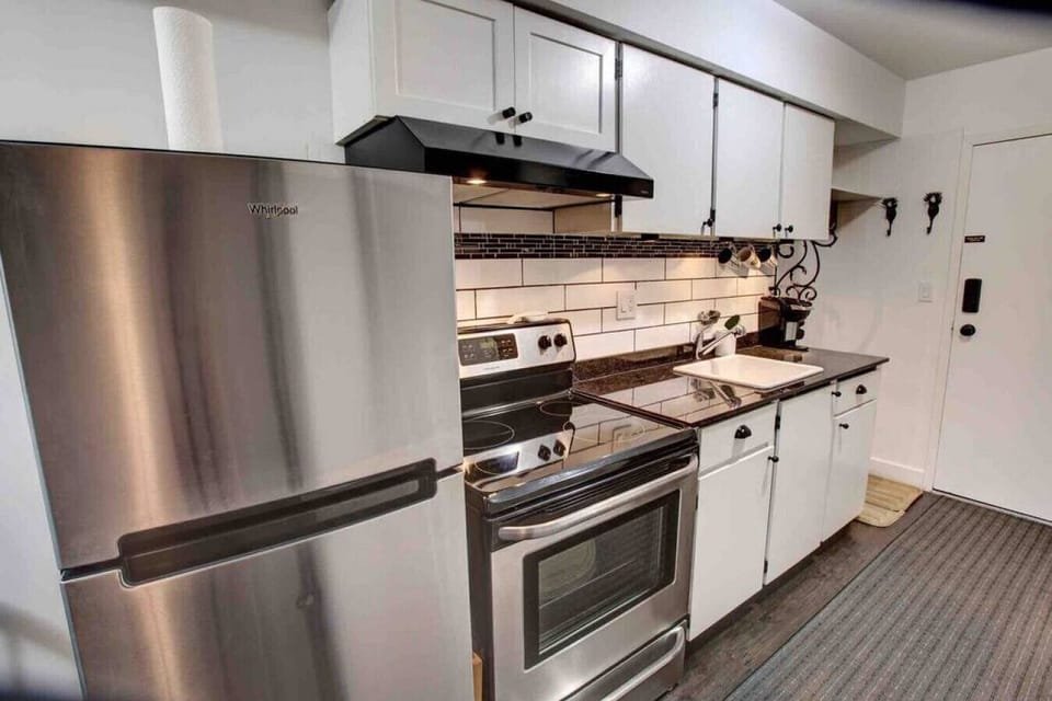 `Karen and David’s condo exceeded expectations - cosy, super clean, fully equipped kitchen, close to Creekside Gondola and public transport. Check in and out was easy and Karen and David were super quick with responses`  Nicole (Palmyra, Australia)