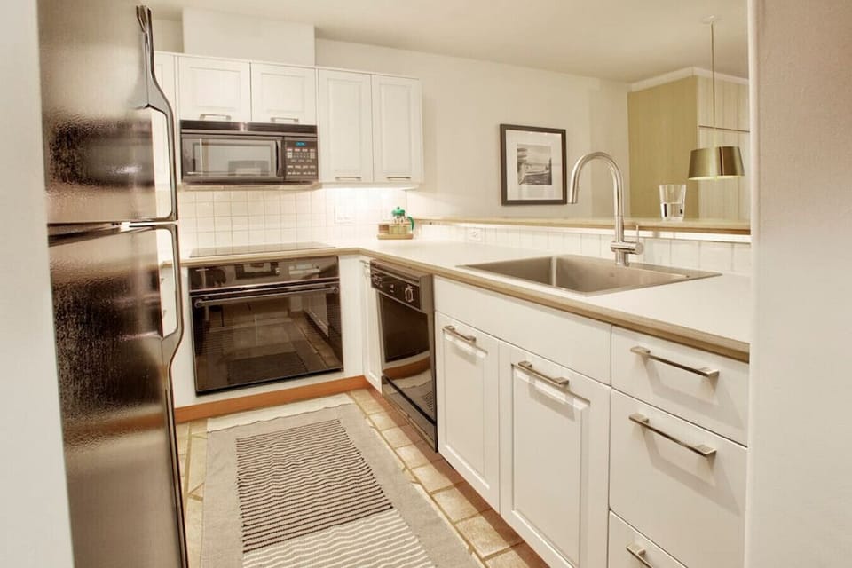 Clean and contemporary kitchen!