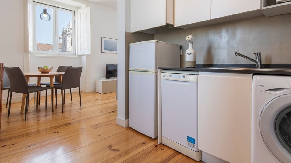 The kitchenette comes with all key amenities!