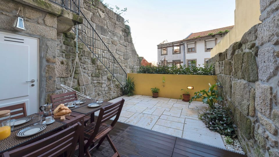 Have a delightful meal in this rustic and beautiful terrace #airbnb #airbnbporto #portugal #pt #porto