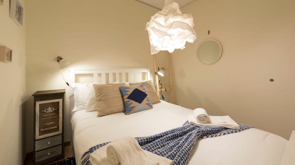 After a day enjoying the beauties of Porto, relax and rest in the comfiness of this bed.
#Bedroom #ComfortableBed #LovelyStay