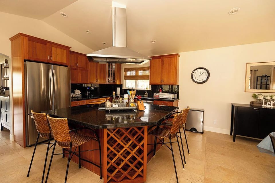 Kitchen with Island seating