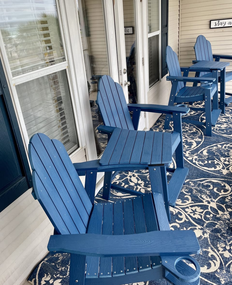 Enjoy beautiful views of the Gulf! (Brand new balcony furniture & rugs June 23!)