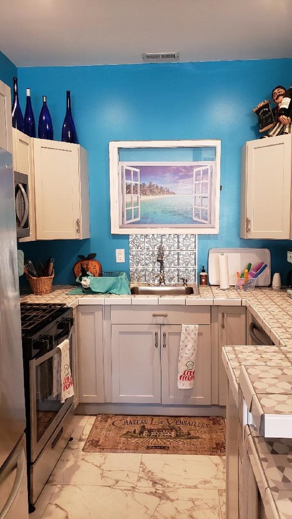 Full kitchen with lots of gadgets