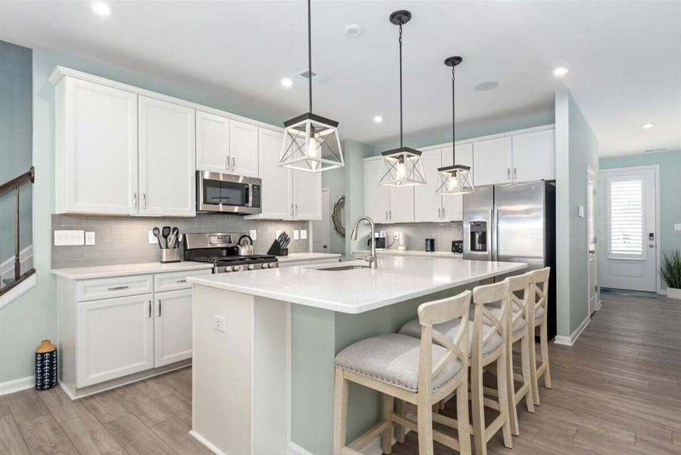 Beautiful large kitchen with seating for 4