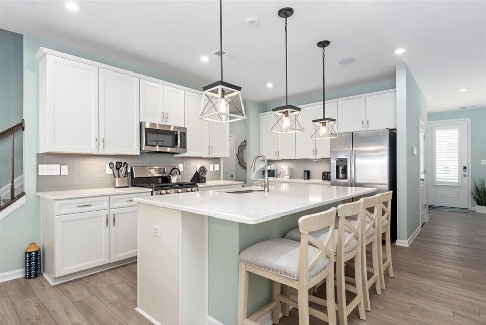 Beautiful large kitchen with seating for 4