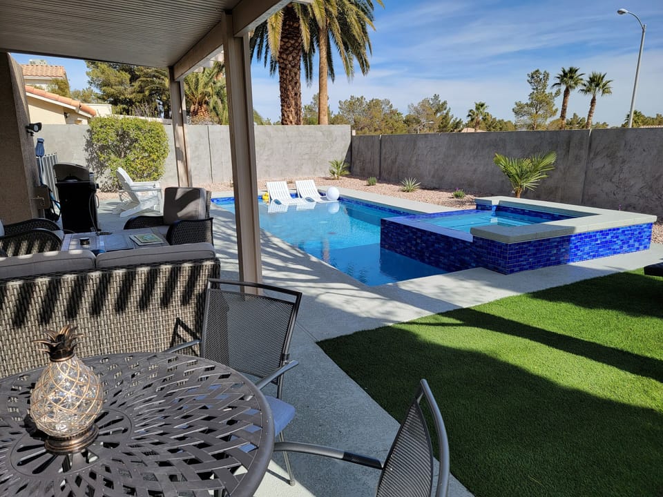 pool, hottub, wet deck, fire pit, table all  tropical setting/no back neighbors
