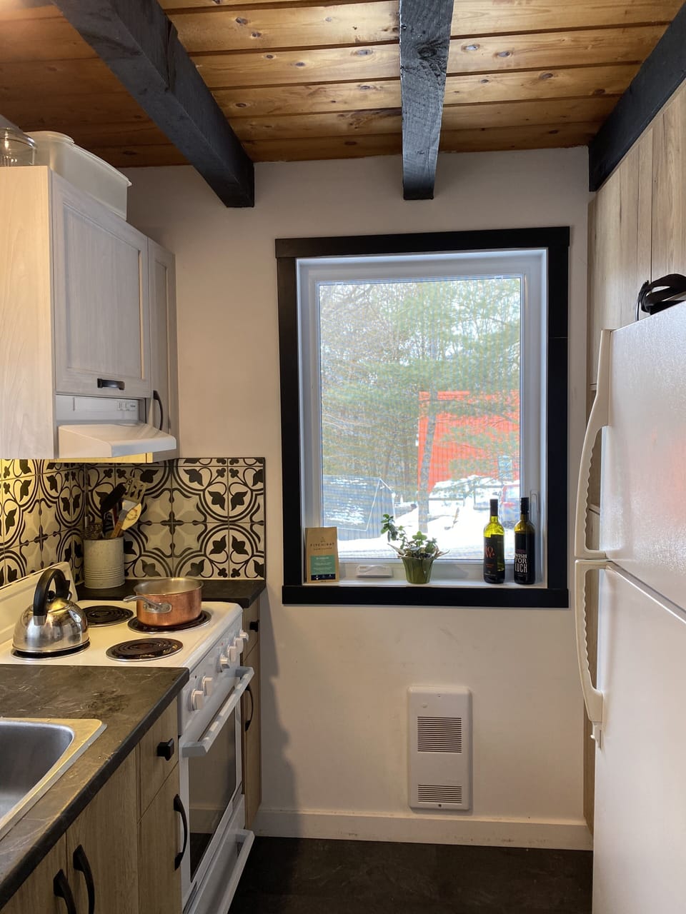 The renovated kitchen - equipped with everything to cook, bbq, fondue and more