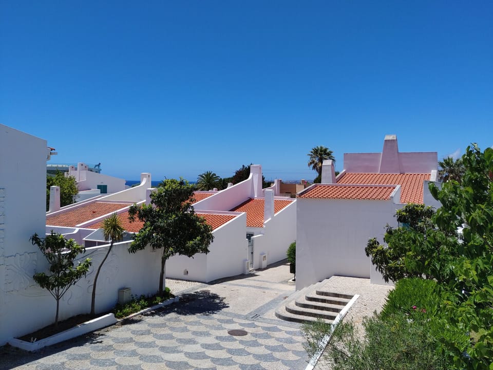 Casa Realengo is relatively centrally located in the resort. From the house, you have a view of the lovingly cobbled alleyways and the neighbouring houses. You can even see the sea in the background.