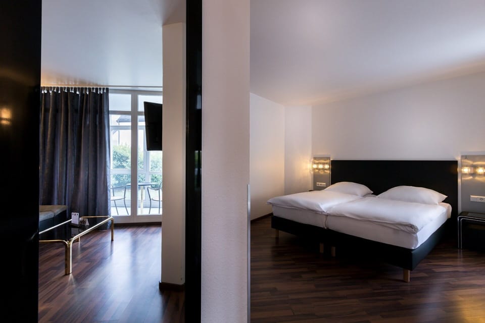 Apartment | Minibar, desk, laptop workspace, soundproofing