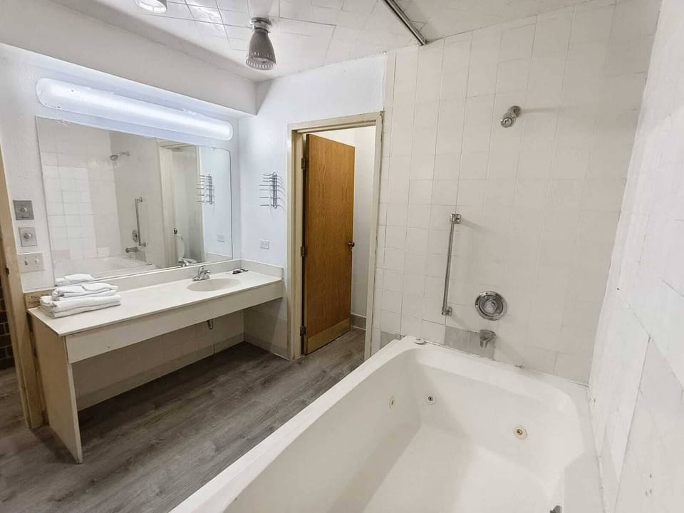 Room, 1 King Bed, Non Smoking | Bathroom | Free toiletries, towels