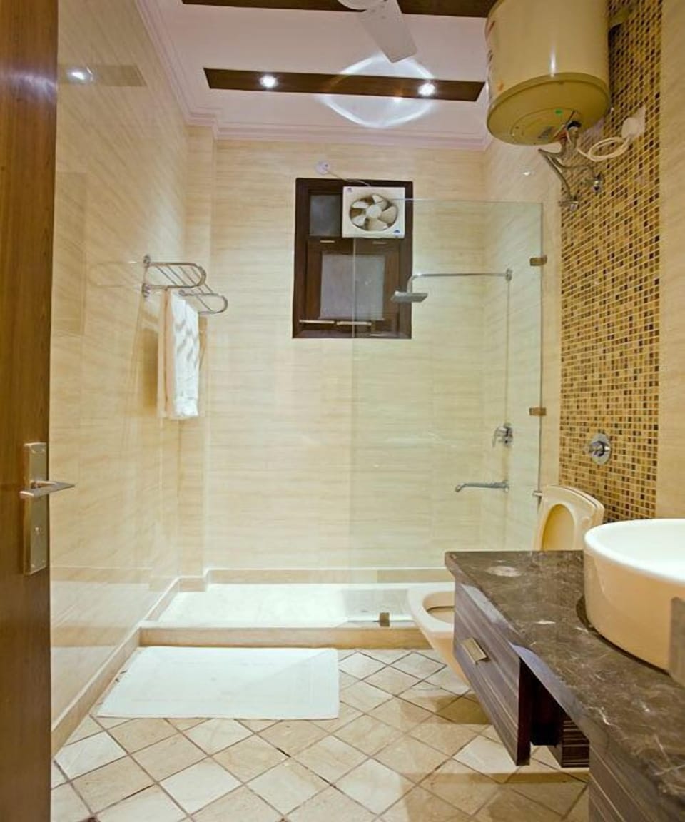 Luxurious King Room | Bathroom | Shower, free toiletries, hair dryer, slippers