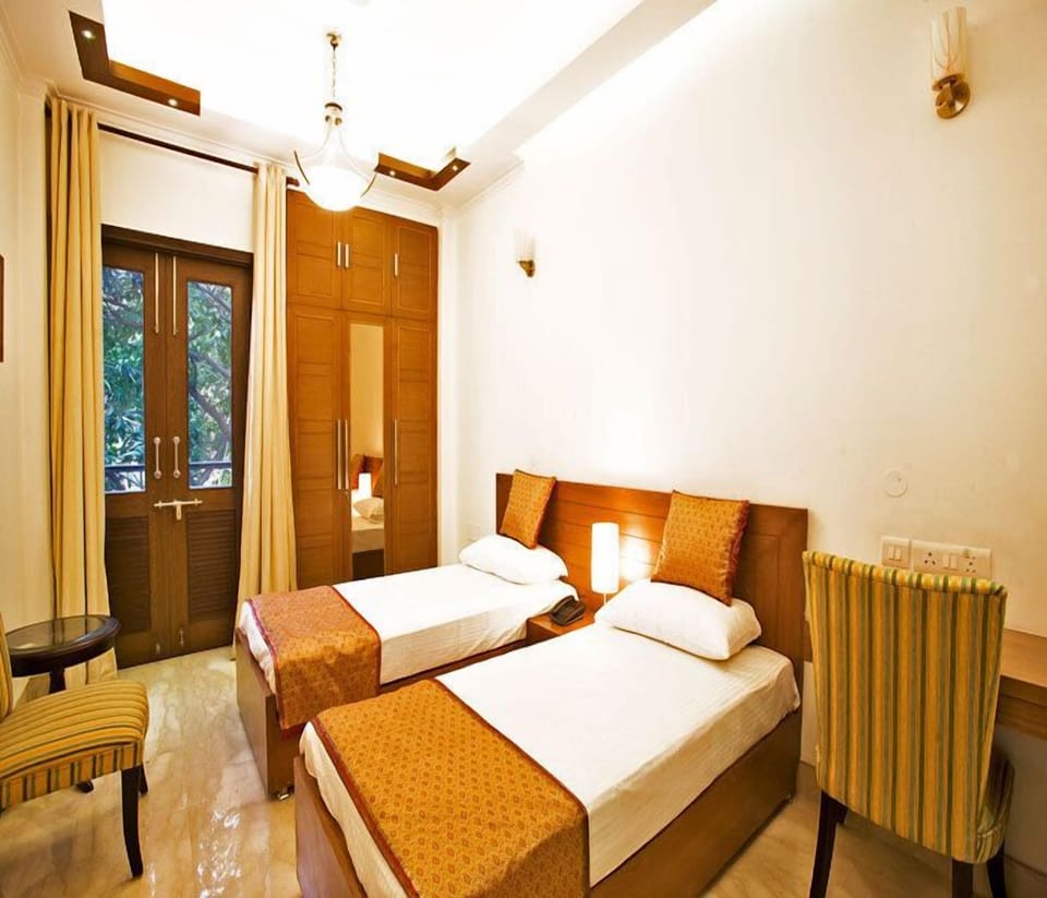 Luxurious King Room | Minibar, in-room safe, desk, iron/ironing board