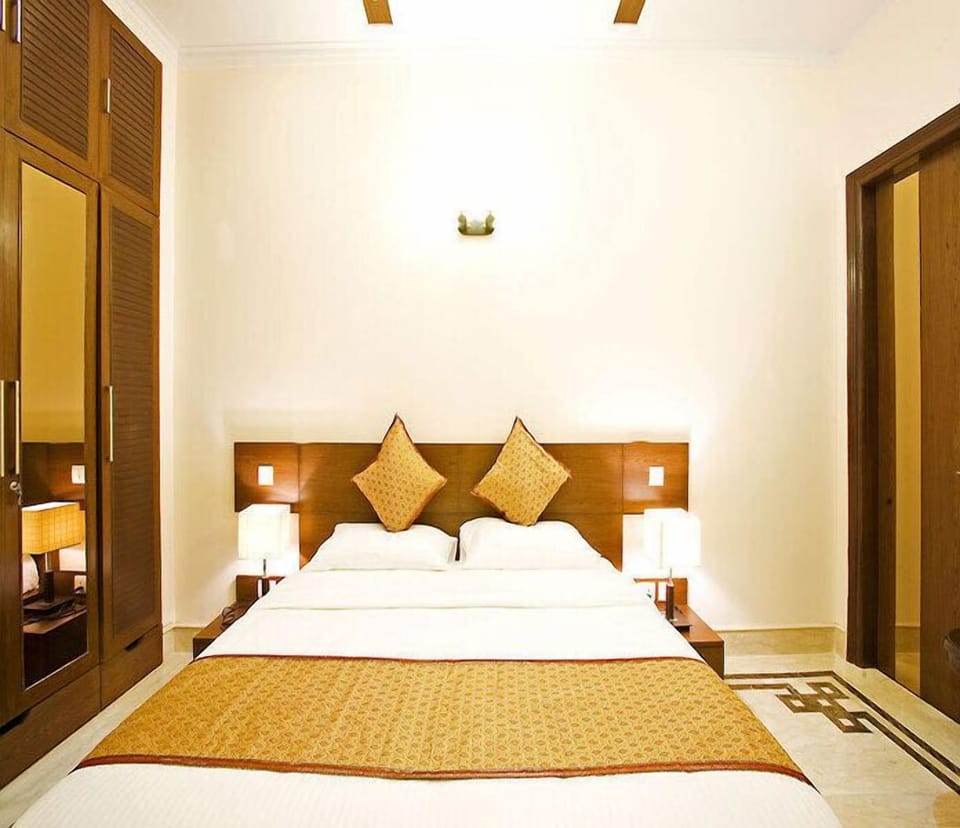 Luxurious King Room | Minibar, in-room safe, desk, iron/ironing board