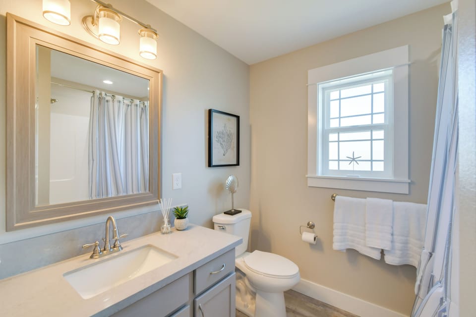 Full Bathroom | Linens & Towels | Complimentary Toiletries