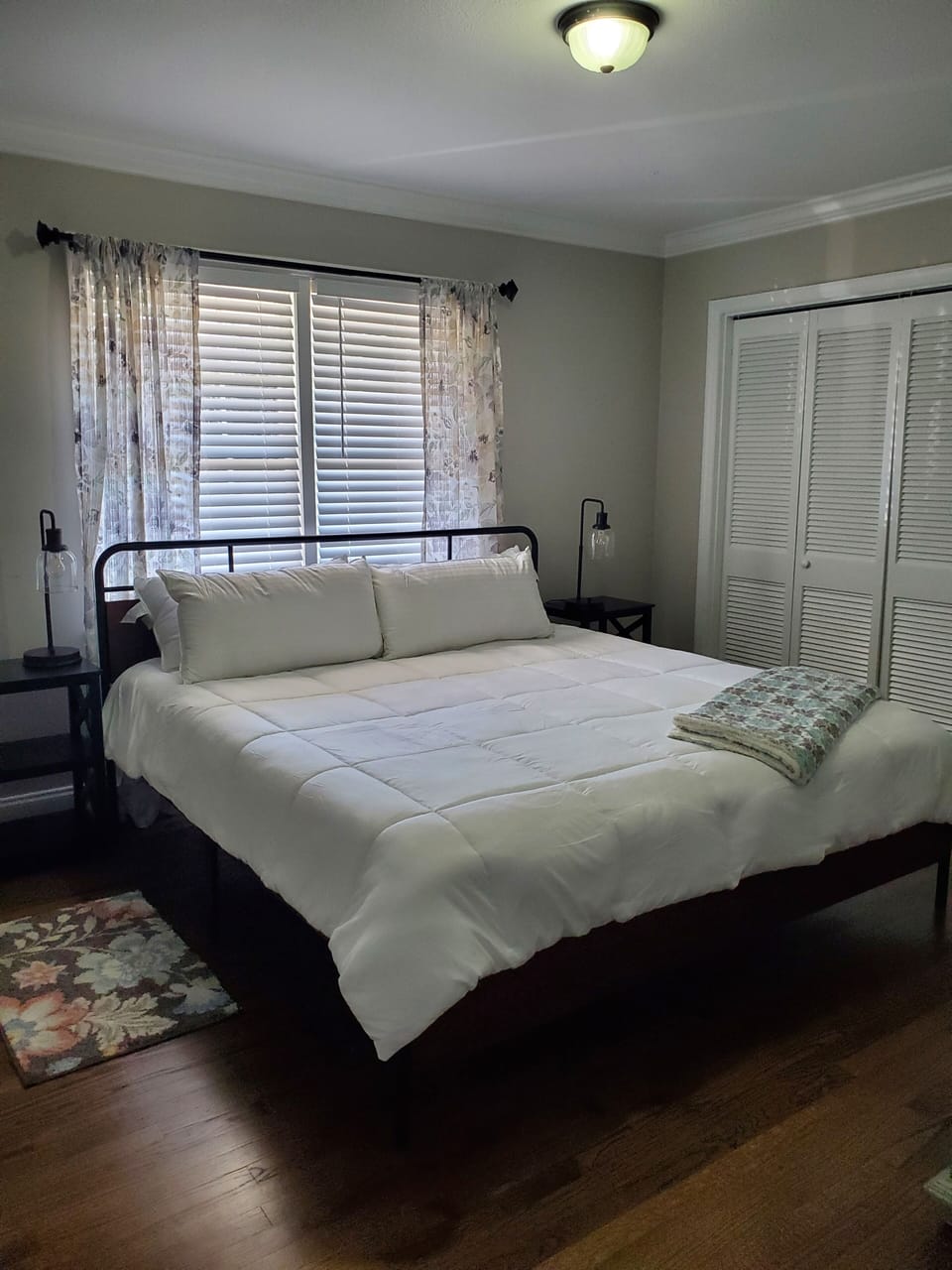 2nd bedroom with king bed.