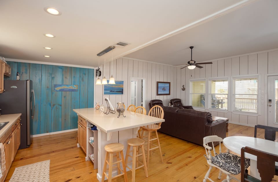Seating for 8 at the island and 3 at the breakfast nook--room for everyone!