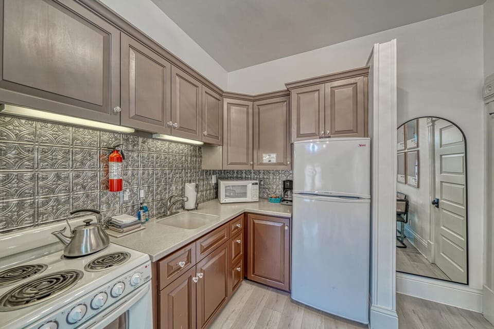 ~Full Size Kitchen
~Dining Table seats 4
~Microwave
~Drip Coffee Maker
~Oven and Stove range
~Regrigerator