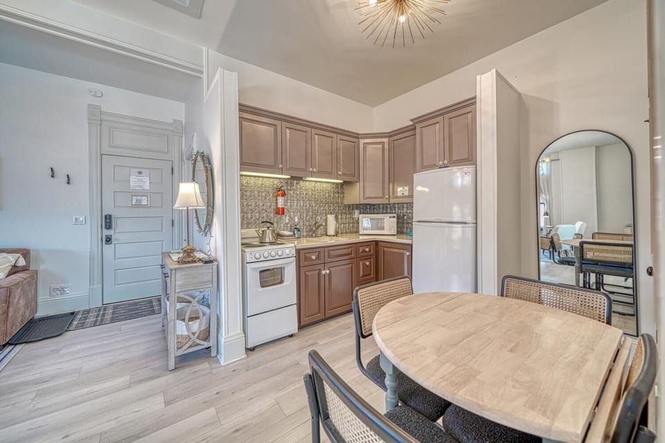 ~Full Size Kitchen
~Dining Table seats 4
~Microwave
~Drip Coffee Maker
~Oven and Stove range