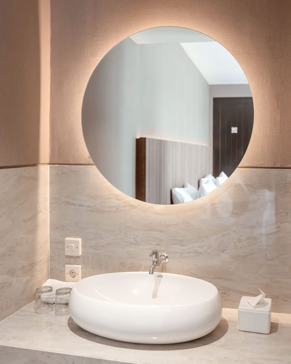 Deluxe Twin Room | Bathroom | Shower, rainfall showerhead, free toiletries, slippers