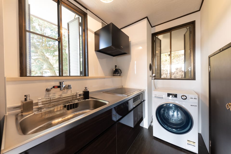 Deluxe Penthouse | Private kitchen | Fridge, microwave, stovetop, electric kettle