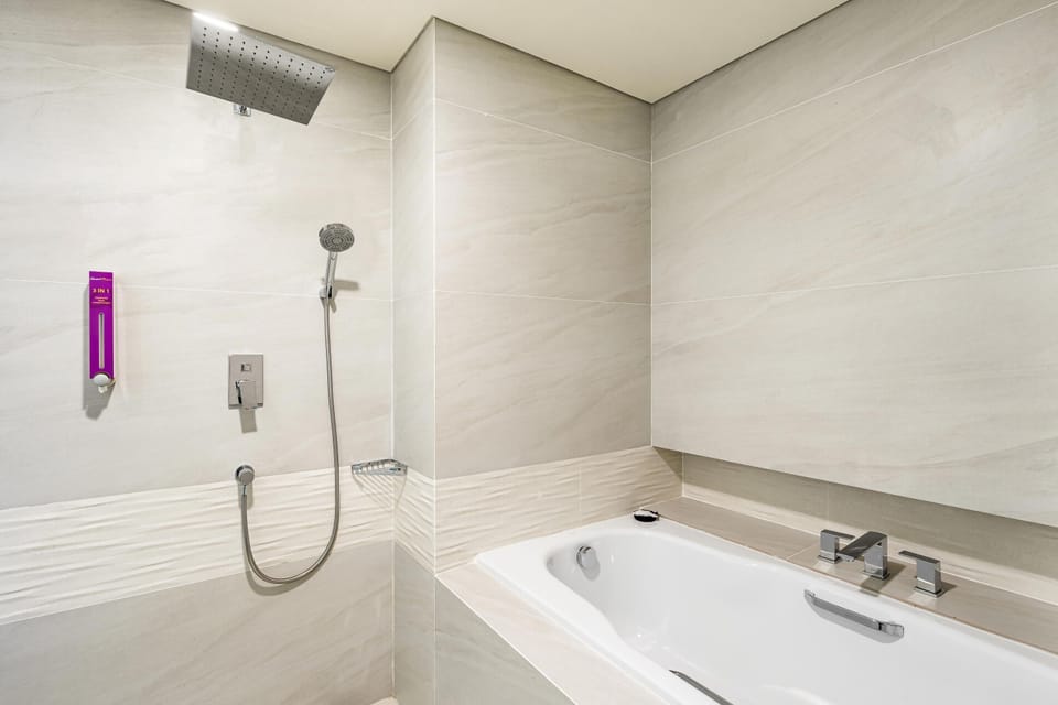 Suite | Bathroom | Free toiletries, hair dryer, slippers, towels