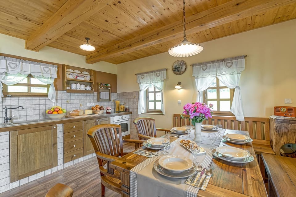Family Chalet, Multiple Bedrooms, Mountainside (Rustic House With Lovely View) | Dining