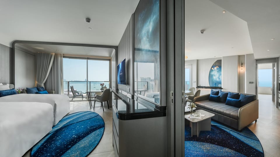 Space Suite Connecting | Minibar, in-room safe, desk, blackout drapes