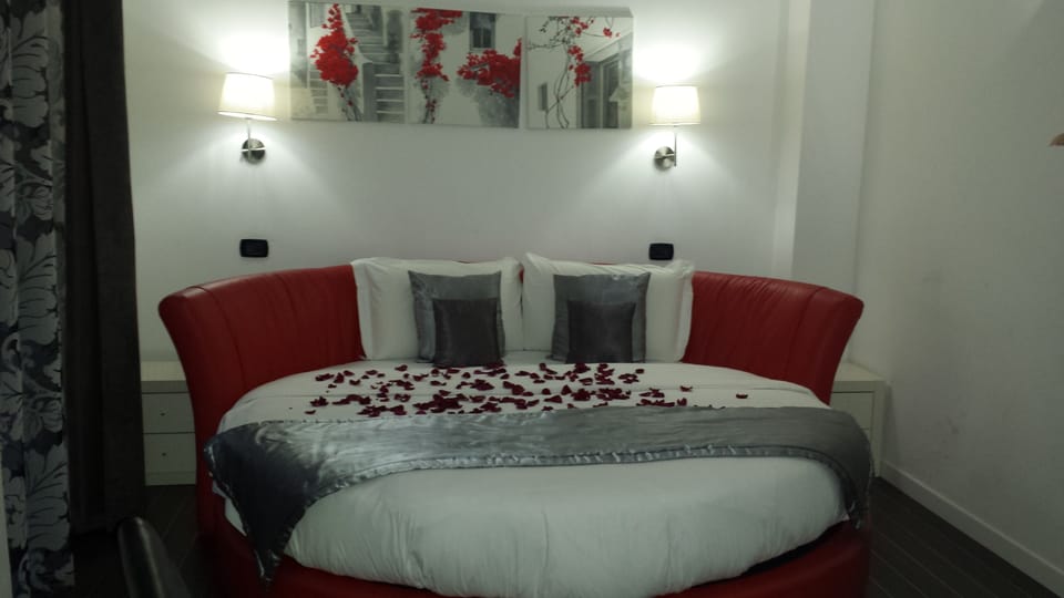 Honeymoon Suite with Jacuzzi | Premium bedding, memory foam beds, minibar, in-room safe