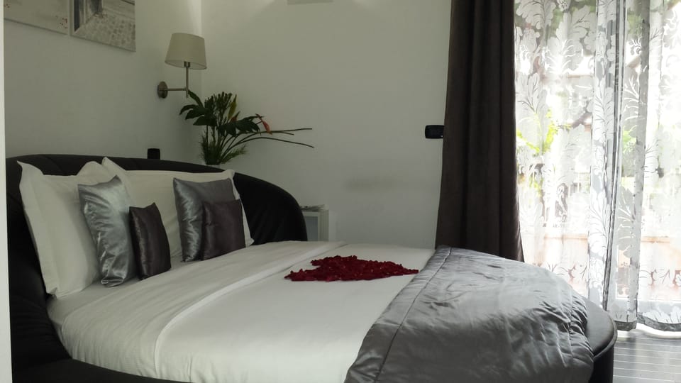 Honeymoon Suite with Jacuzzi | Premium bedding, memory foam beds, minibar, in-room safe
