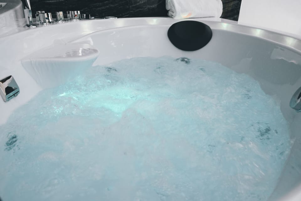 Honeymoon Suite with Jacuzzi | Jetted tub