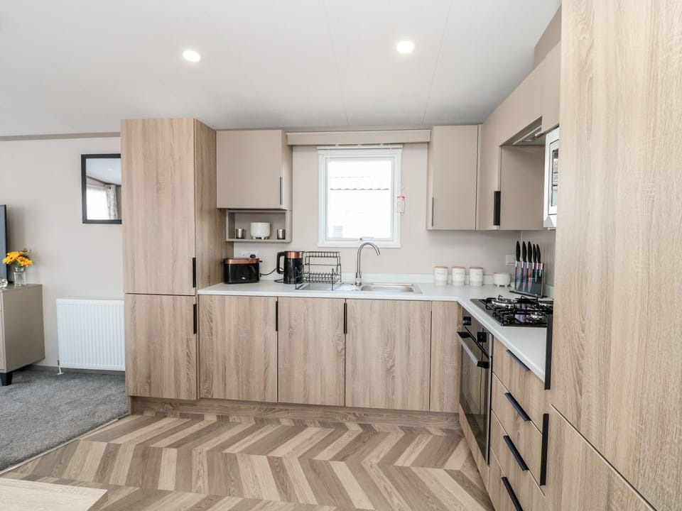 Cottage | Private kitchen | Fridge, microwave, electric kettle, toaster