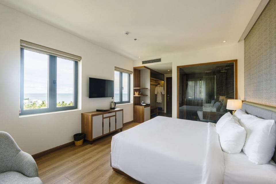 Deluxe Double Room, Sea View | Premium bedding, minibar, individually decorated, individually furnished