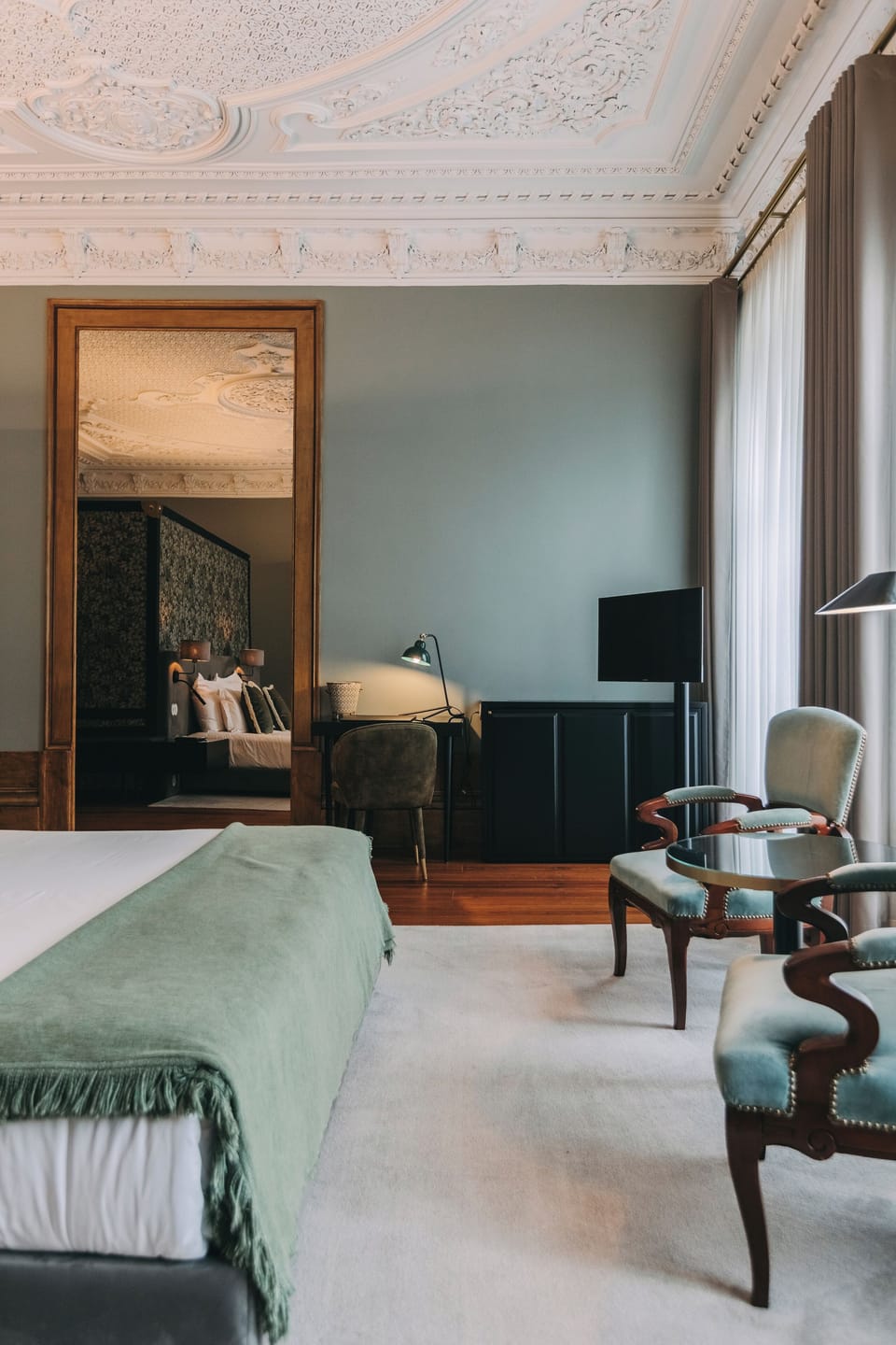Master | Minibar, in-room safe, individually decorated, desk